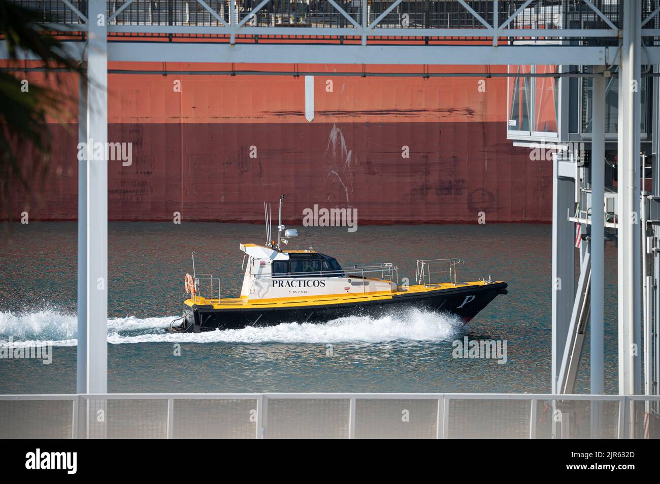 Un bateau de manœuvre dans le port de Barcelone. Banque D'Images