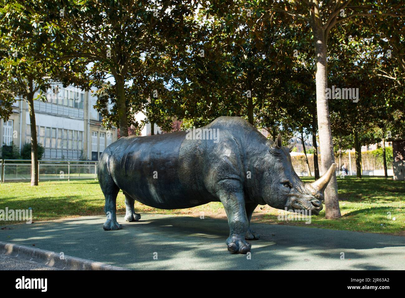 Sculpture de rhinocéros géant à Florida Park, Vitoria Banque D'Images