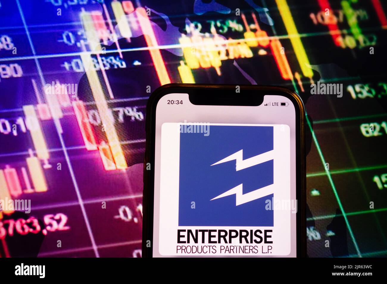 KONSKIE, POLOGNE - 10 août 2022: Smartphone affichant le logo de la société Enterprise Products Partners LP sur fond de diagramme boursier Banque D'Images