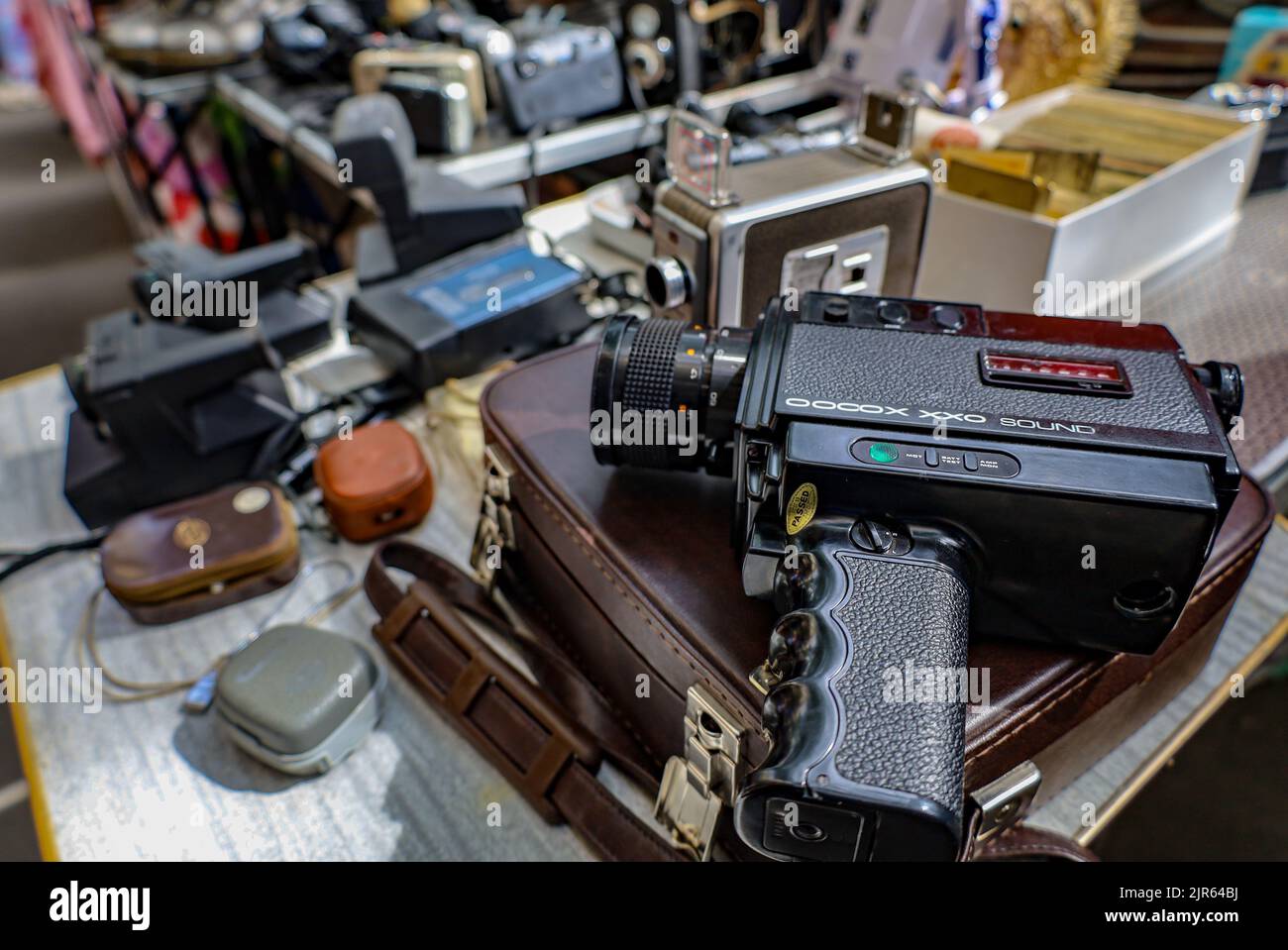 Un gros plan d'un ancien appareil photo d'époque sur un sac en cuir à un marché aux puces de Paris, en France Banque D'Images