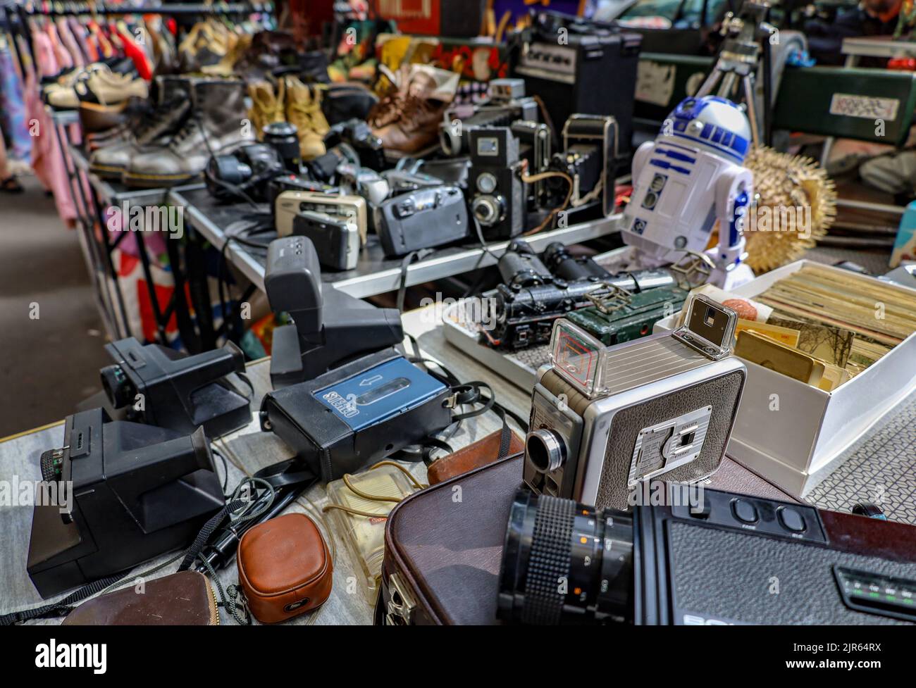 Un tas d'anciens appareils photo d'époque exposés sur une table à un marché aux puces de Paris, en France Banque D'Images
