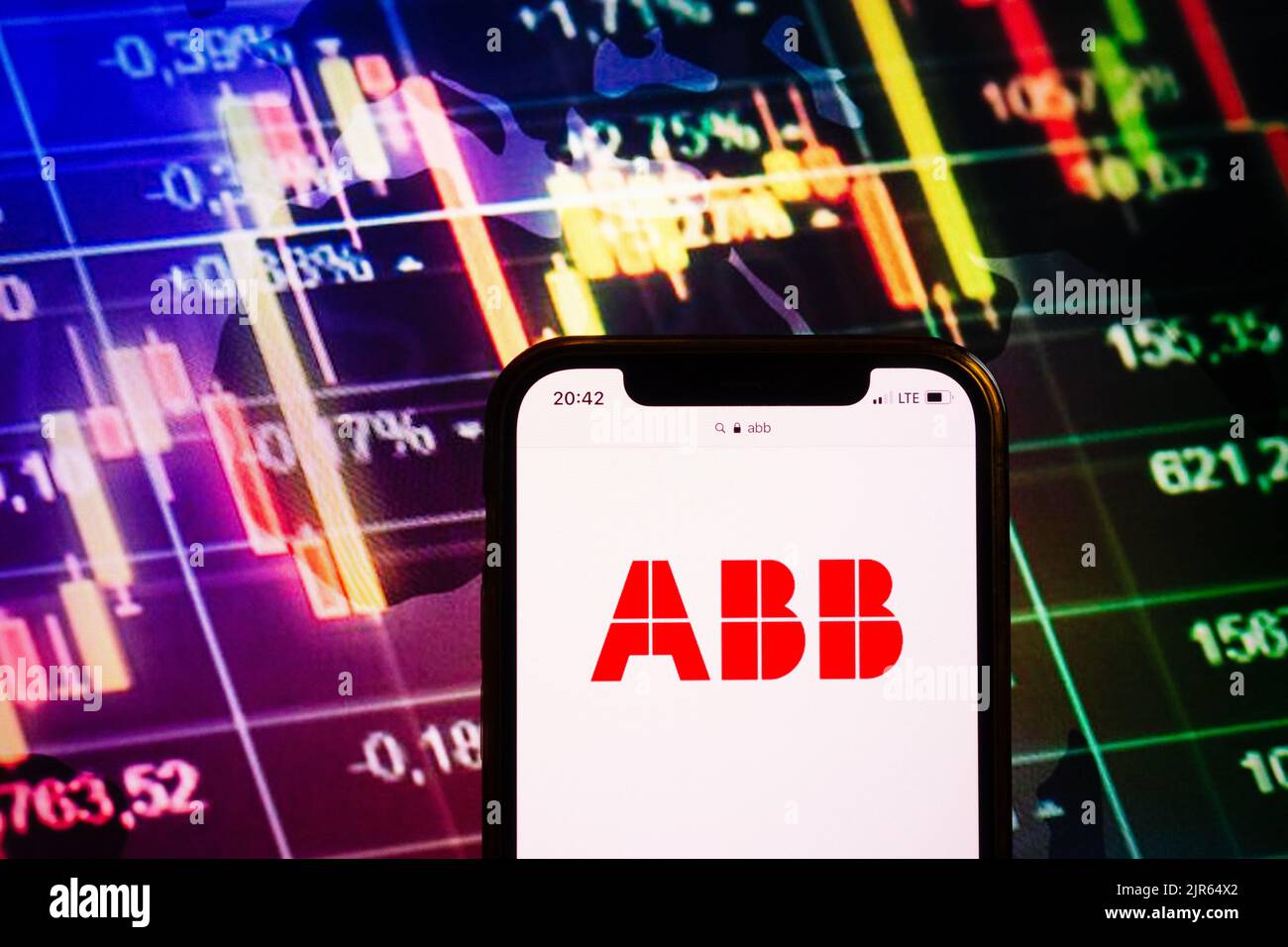 KONSKIE, POLOGNE - 10 août 2022: Smartphone affichant le logo de la société ABB sur fond de diagramme boursier Banque D'Images