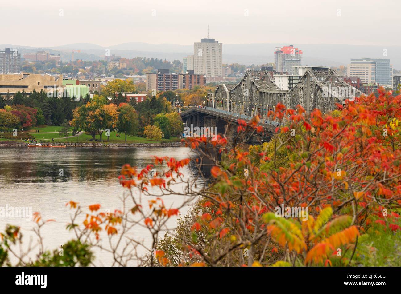 Pont Alexandra. Paysage de feuilles rouges d'automne à Ottawa, Ontario, Canada. Feuillage d'automne. Banque D'Images