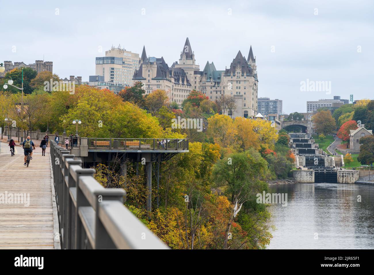Ottawa, Ontario, Canada - 16 octobre 2021 : les gens qui pédalent et se promo sur le sentier transcanadien du pont Alexandra. Paysage d'automne. Banque D'Images