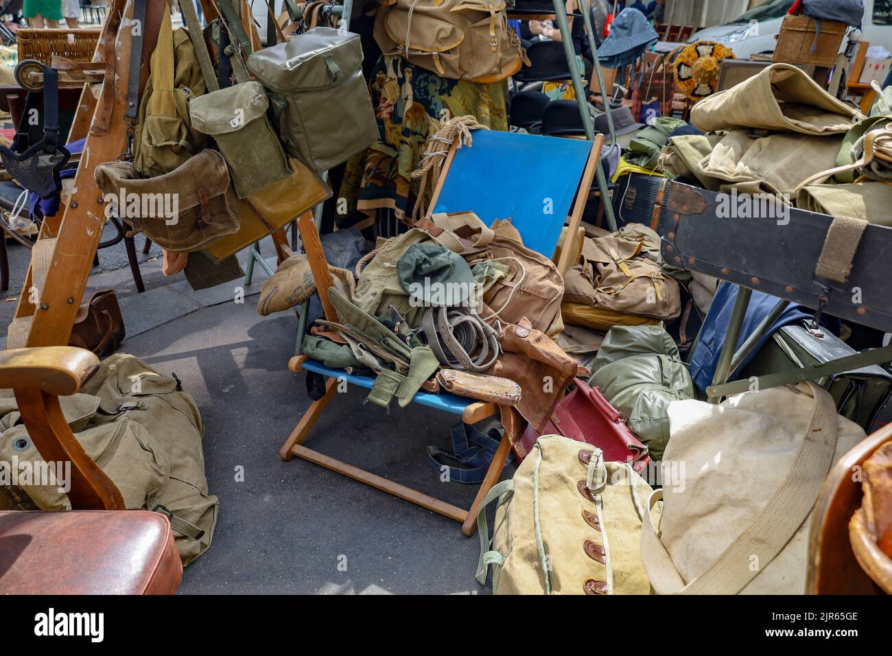 Une grande sélection de sacs et d'autres articles à vendre sur un marché aux puces de Paris, France Banque D'Images