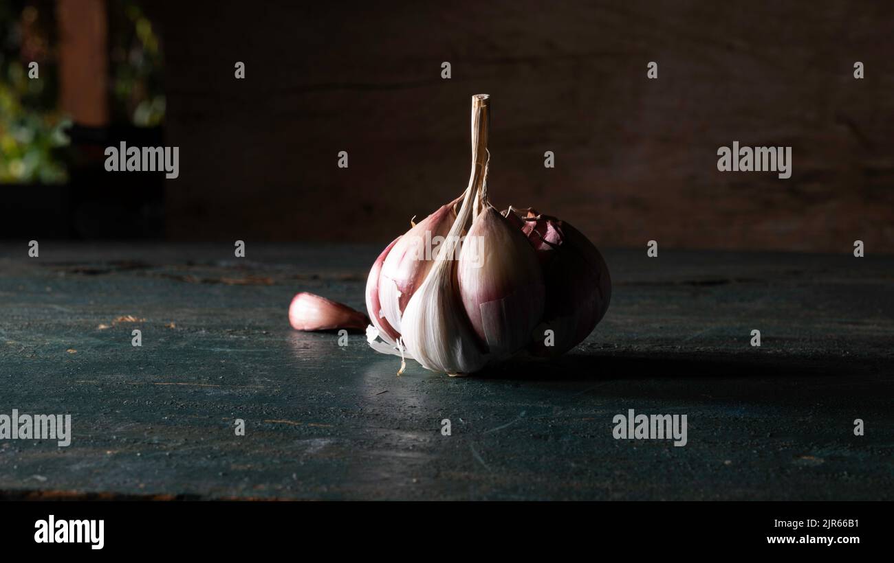 un ail sur une table sombre en bois Banque D'Images