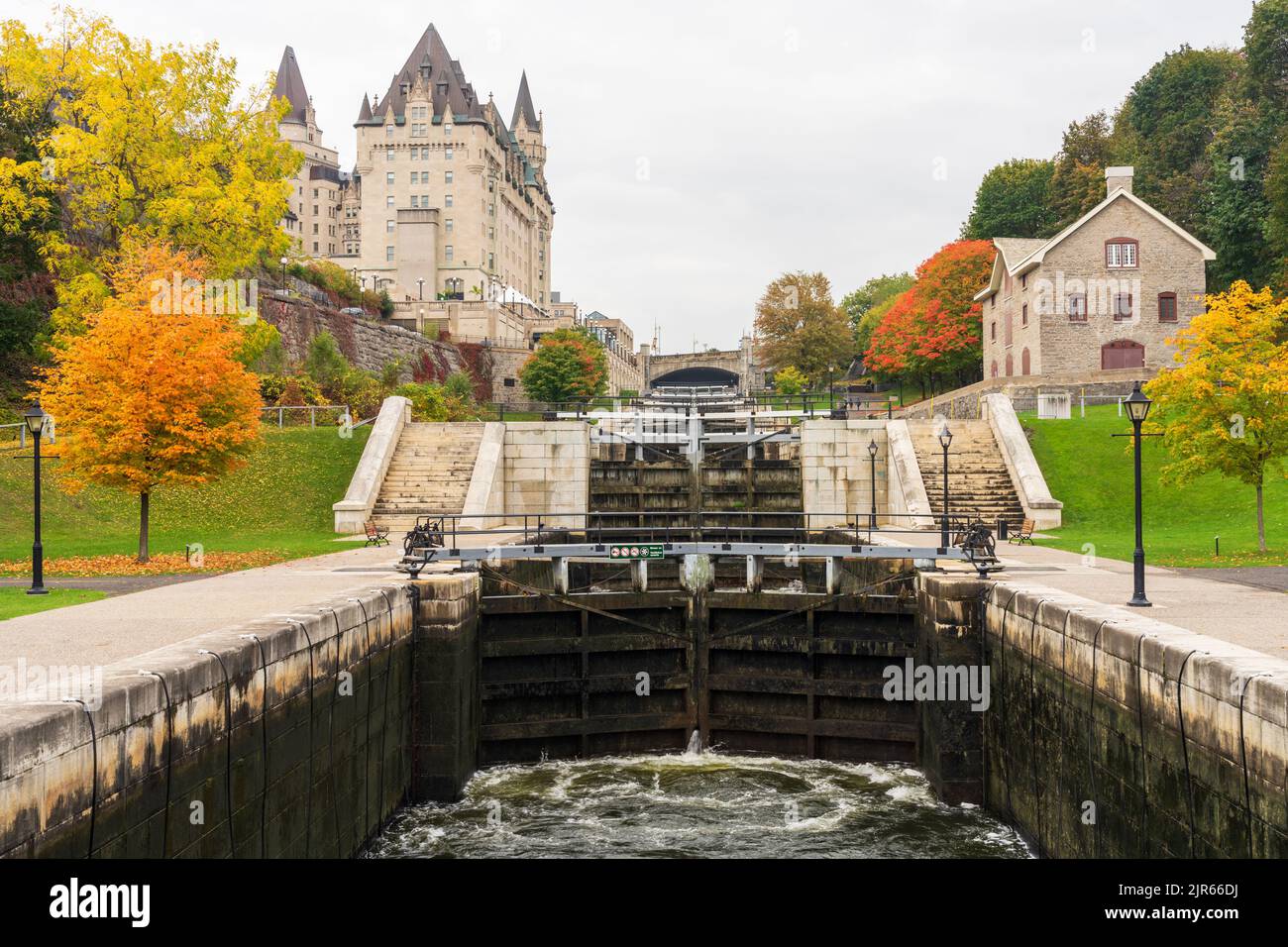 Canal Rideau voie navigable Rideau automne feuilles rouges paysage. Feuillage d'automne à Ottawa, Ontario, Canada. Banque D'Images