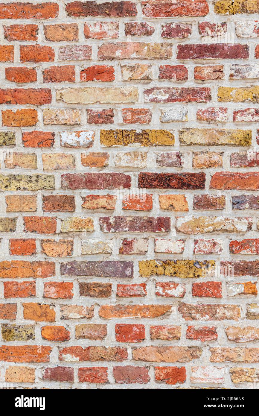 Variante inhabituelle du brickwork anglais Bond avec des rangées alternatives d'en-têtes et de brancards (utilisant des briques réutilisées?) À Bruges, Belgique Banque D'Images
