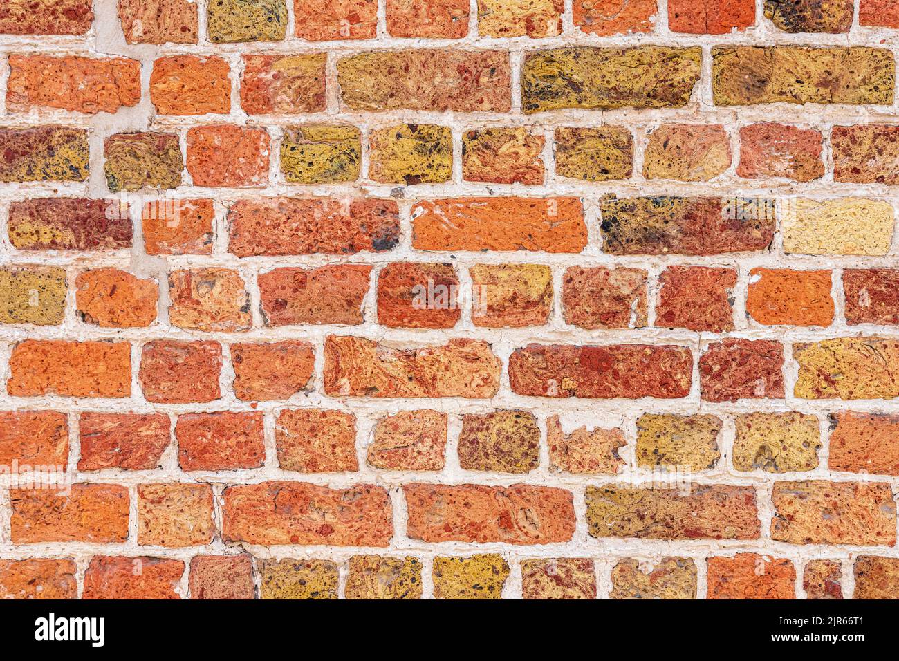 Variante inhabituelle du brickwork anglais Bond avec des rangées alternatives d'en-têtes et de brancards (utilisant des briques réutilisées?) À Bruges, Belgique Banque D'Images