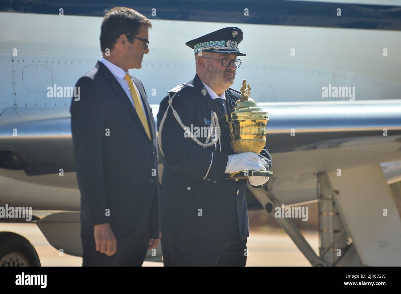 BRASÍLIA, DF - 22.08.2022: CHEGADA CORAÇÃO DE DOM PEDRO I NO BRASIL - photo, relique au coeur de Dom Pedro I étant porté par Antônio Leitão da Silva, surintendant de la police du Portugal et Rui Moreira, maire de Porto. Ce lundi (22) le coeur de Dom Pedro I arrive au Brésil pour les commémorations du bi-centenaire de l'indépendance du Brésil sur 7 septembre 2022. (Photo : ton Molina/Fotoarena) Banque D'Images