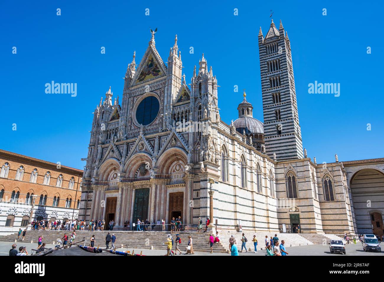 Duomo de Sienne (cathédrale) et Campanile (clocher) sur la Piazza del Duomo à Sienne, Toscane, Italie Banque D'Images