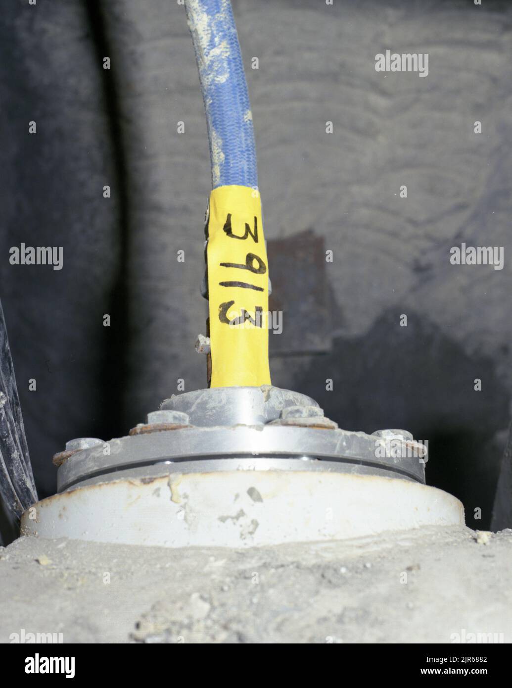 A900283 U12N INSTALLATION DE LA JAUGE DE CARRIÈRE MINÉRALE R.E. PEPPERS (INGÉNIEUR DE PROJET) APR 16 90 EG&G/NTS PHOTO LAB DATE DE PUBLICATION : 4/16/1990 EDGERTON, GERMESHAUSEN & GRIER; EG&G; ÉQUIPEMENT; ÉQUIPEMENT ET INSTRUMENTS; INSTALLATION DE LA JAUGE ; INSTRUMENTS ET ÉQUIPEMENTS ; INSTRUMENTS ET ÉQUIPEMENTS ; CARRIÈRE MINÉRALE ; N-TUNNEL ; NEVADA; SITE D'ESSAI DU NEVADA; SNT; TECHNOLOGIE DE L'ÉNERGIE NUCLÉAIRE; PIPELINES; TUYAUX; SITES D'ESSAI; TUNNELS; UGT; ESSAIS SOUTERRAINS; EFFETS D'ARMES ; images historiques DES FILS et CÂBLES. 1972 - 2012. Département de l'énergie. Administration nationale de la sécurité nucléaire. Photographies relatives aux armes nucléaires Banque D'Images