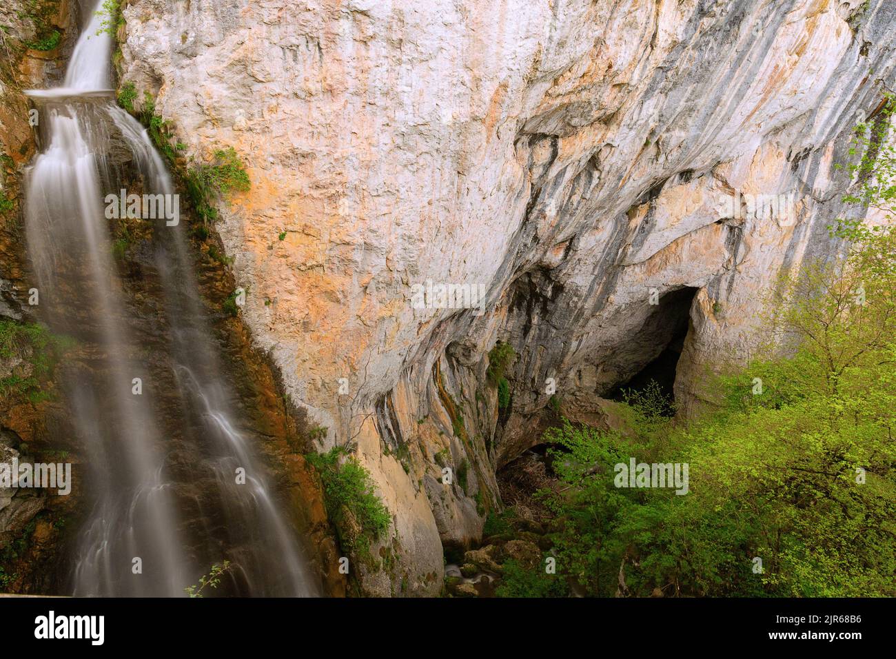 Grotte de Dalbina et chute d'eau de Vanatare dans les montagnes d'Apuseni, Transylvanie Banque D'Images