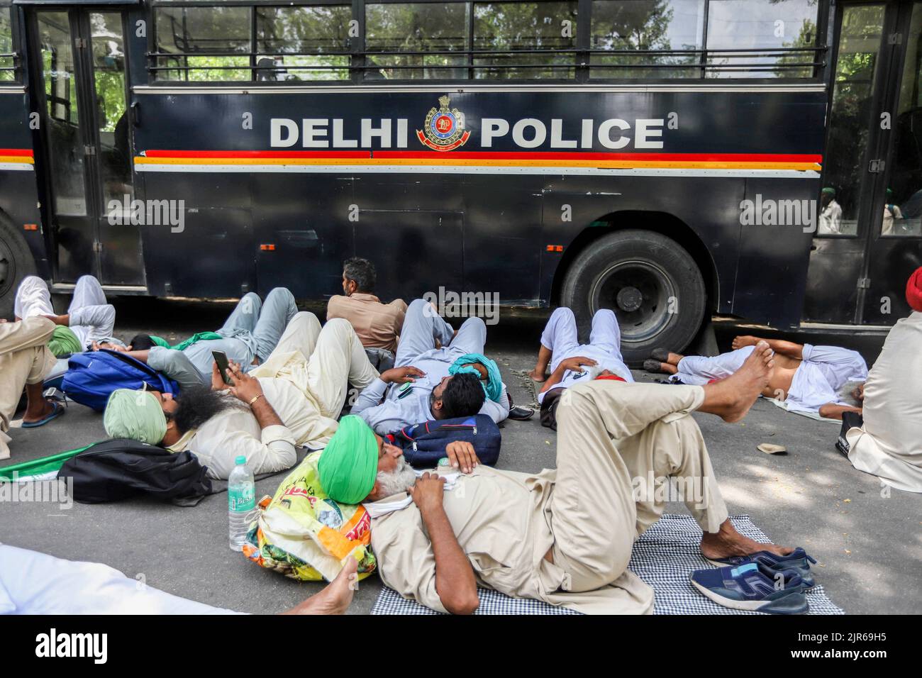 New Delhi, Inde. 22nd août 2022. Les agriculteurs se reposent alors qu'ils se réunissent à Jantar Mantar à la suite d'un appel de divers syndicats d'agriculteurs pour organiser une protestation contre les politiques du gouvernement central à New Delhi. Les agriculteurs exigent une garantie légale pour le prix de soutien minimum (MSP) et d'autres demandes, à New Delhi. (Photo de Vijay Pandey/SOPA Images/Sipa USA) crédit: SIPA USA/Alay Live News Banque D'Images