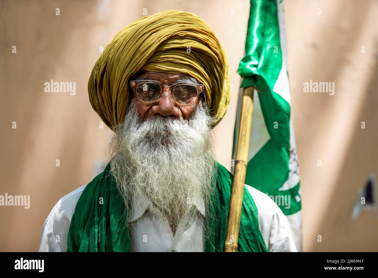 New Delhi, Inde. 22nd août 2022. Un agriculteur détient un drapeau lors de la manifestation des agriculteurs alors qu'ils se rassemblent au Jantar Mantar à la suite d'un appel de divers syndicats d'agriculteurs pour organiser une manifestation contre les politiques du gouvernement central à New Delhi. Les agriculteurs exigent une garantie légale pour le prix de soutien minimum (MSP) et d'autres demandes, à New Delhi. (Photo de Vijay Pandey/SOPA Images/Sipa USA) crédit: SIPA USA/Alay Live News Banque D'Images