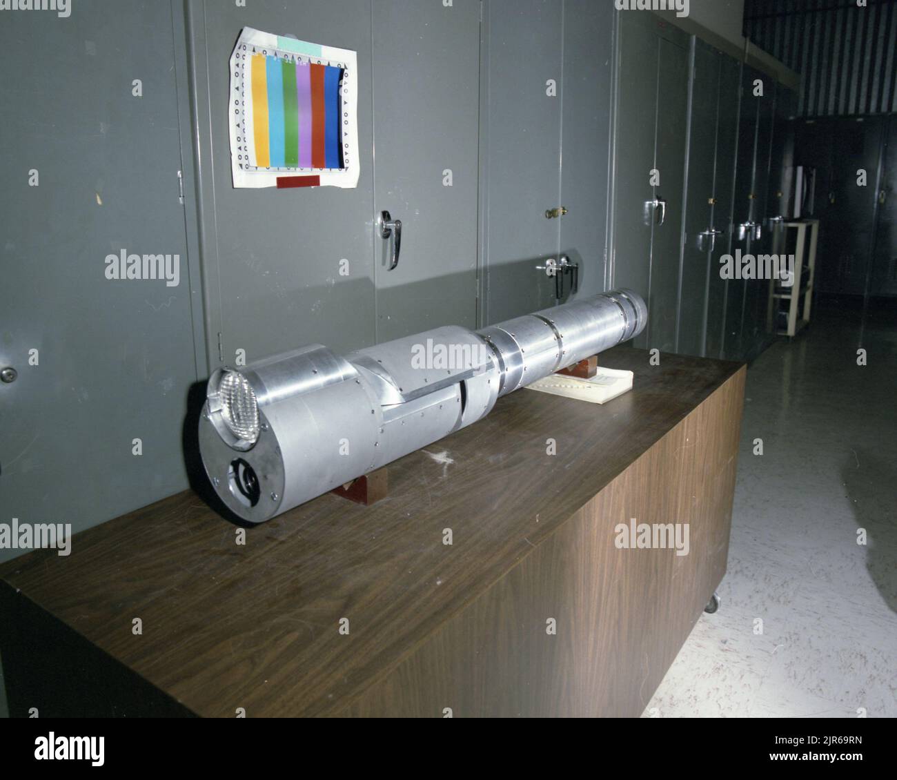 A891297 DOWNHOLE TV NEC-15 CAMERA SYSTEM DON SHADEL (PROJECT ENGINEER) OCT 26 89 EG&G/NTS PHOTO LAB DATE DE PUBLICATION: 10/26/1989 CAMERA SYSTEM; DOWNHOLE TV; EDGERTON, GERMESHAUSEN & GRIER; EG&G; ÉQUIPEMENT; ÉQUIPEMENT ET INSTRUMENTS; INSTRUMENTS; INSTRUMENTS ET ÉQUIPEMENT; INSTRUMENTS ET ÉQUIPEMENT; SYSTÈME DE CAMÉRAS NEC-15 ; NEVADA ; SITE D'ESSAI DU NEVADA ; NTS ; TECHNOLOGIE DE L'ÉNERGIE NUCLÉAIRE ; SITES DE TEST ; FILS et CÂBLES ; IMAGES historiques DES FILS. 1972 - 2012. Département de l'énergie. Administration nationale de la sécurité nucléaire. Photographies relatives aux essais d'armes nucléaires au site d'essai du Nevada. Banque D'Images