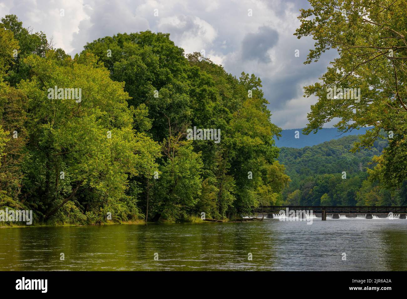 Vue sur le paysage de la pittoresque rivière South Holston près de Bristol, Tennessee. Banque D'Images