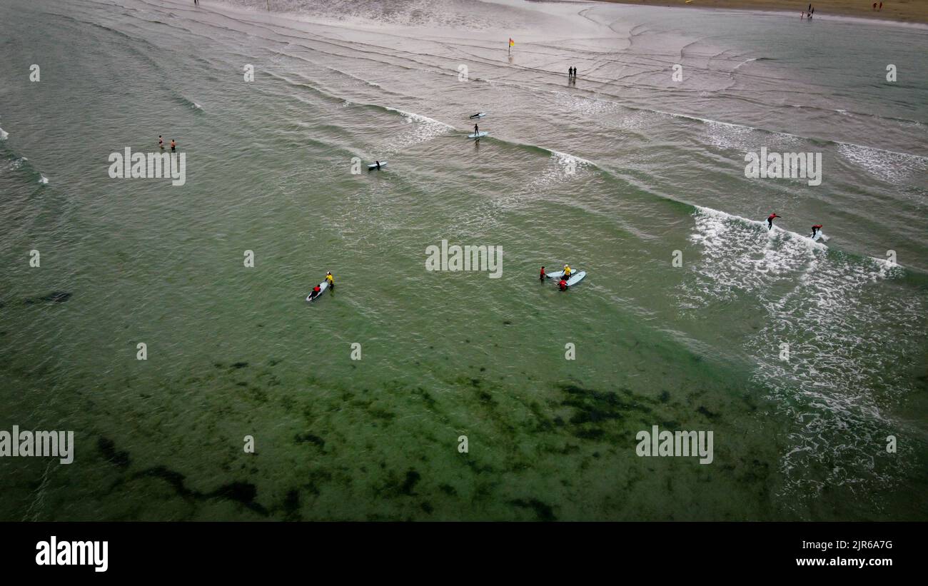 Clonakilty, Irlande, 3 juillet 2022. Les surfeurs novices apprennent à rester à bord, à voir. Les gens sont engagés dans les sports nautiques. Vacances en mer. Bord de mer Banque D'Images