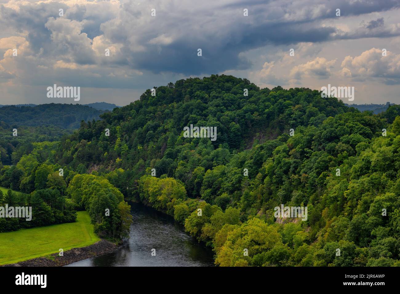 Vue sur le paysage depuis le sommet du barrage South Holston Earth à Bristol, Tennessee Banque D'Images