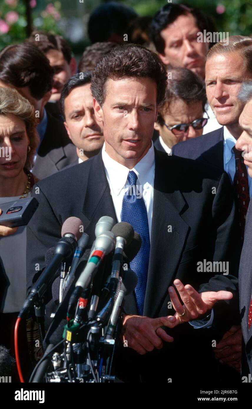 Le procureur général du Mississippi, Mike Moore, au centre, et négociateur en chef dans le procès entre les États et l'industrie du tabac, annonce un accord provisoire lors d'une conférence de presse impromptue, 19 juin 1997 à Washington, D.C., le règlement vaut $246 milliards pour les États, dont $4,1 milliards pour le Mississippi. Banque D'Images