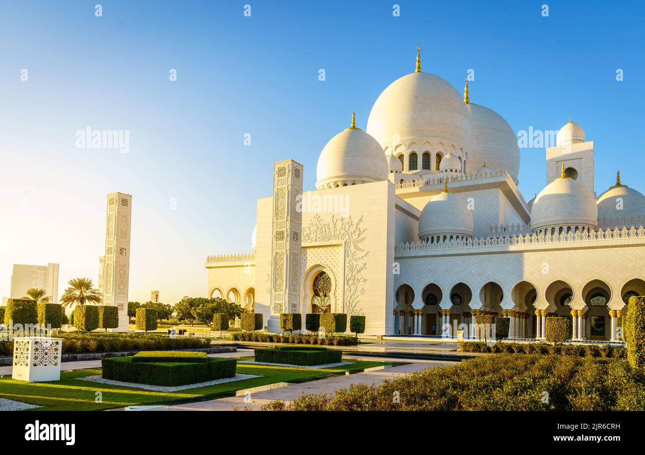 Vue extérieure de la Grande Mosquée Sheikh Zayed à Abu Dhabi, Émirats arabes unis Banque D'Images