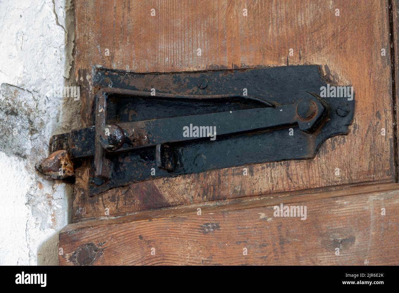 Serrure de porte d'église en métal antique avec mécanisme à ressort combiné Banque D'Images