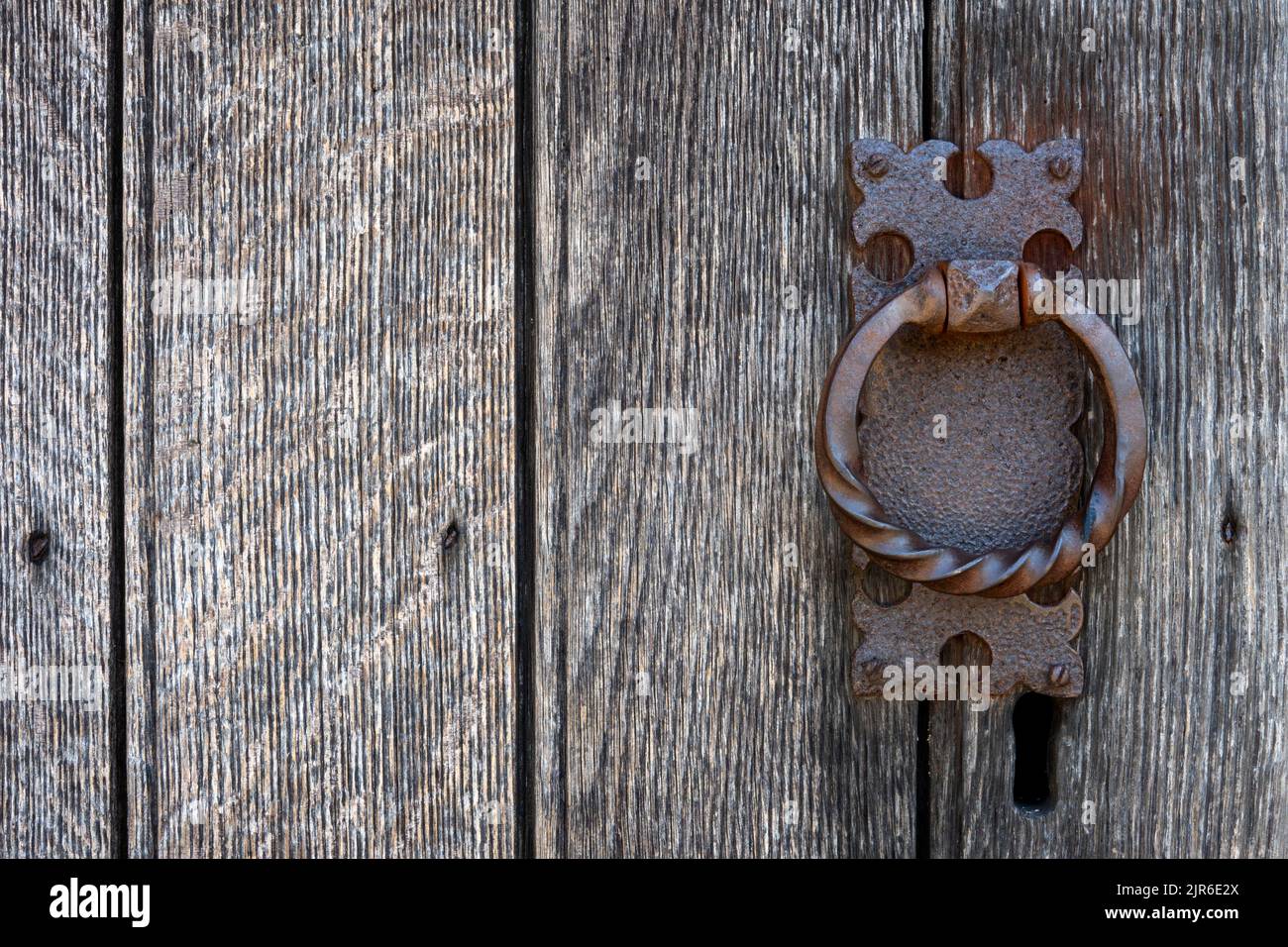 Détail de la poignée de porte d'église extra-robuste sur une vieille porte en bois à gros grain Banque D'Images