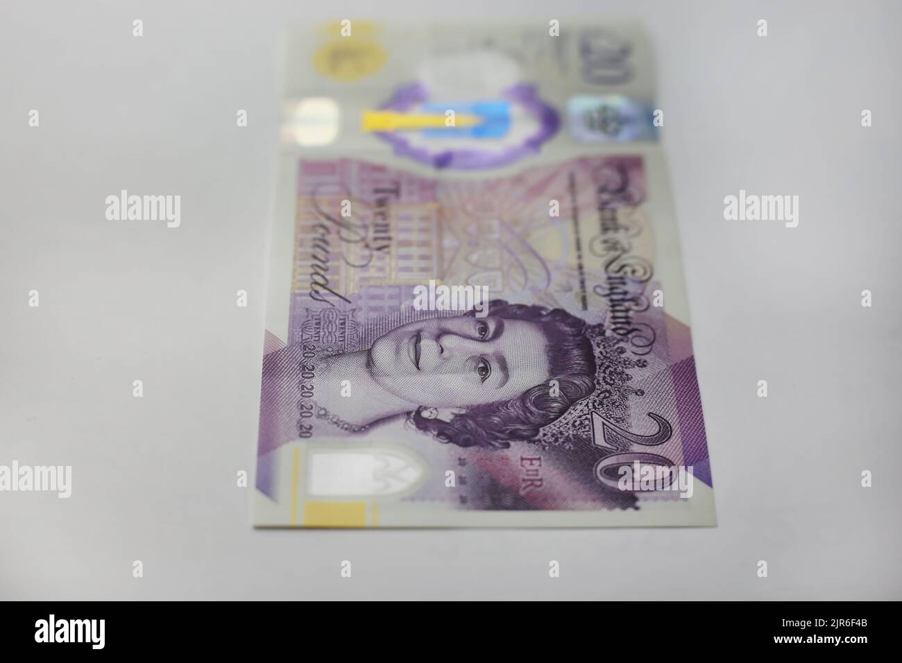Billet de banque couchée de 20 livres sterling sur fond gris Banque D'Images