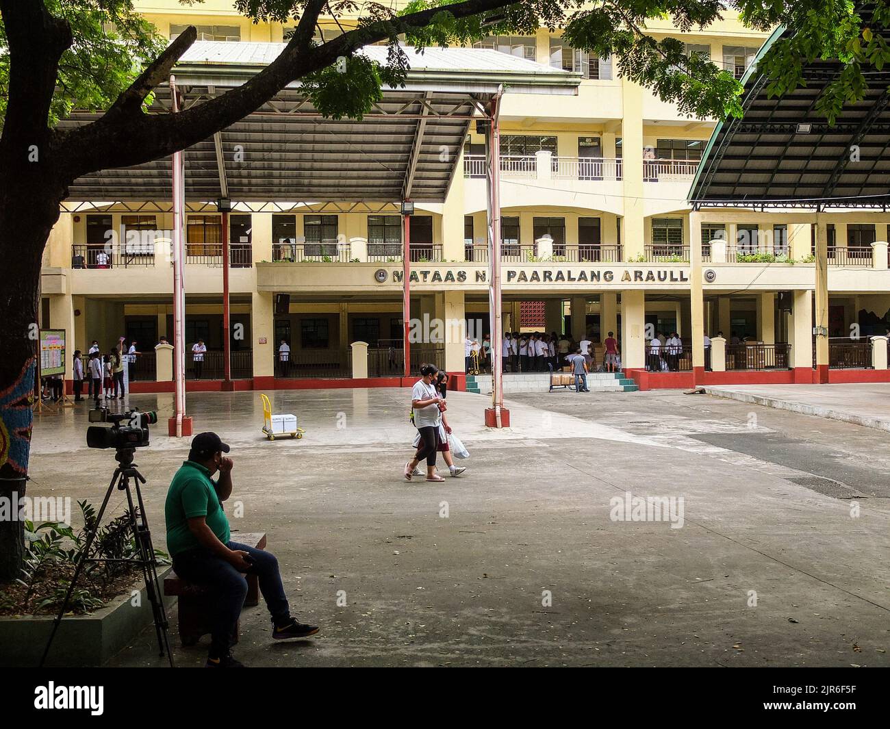 Manille, Philippines. 22nd août 2022. La façade du bâtiment de l'école secondaire Araullo à Manille. Après deux années d'école sans cours en face à face, les couloirs et les salles de classe vides seront remplis une fois de plus d'élèves, puisque le ministère de l'éducation (Depud) ouvre officiellement le début de l'année scolaire 2022-2023 le lundi 22 août. Crédit : SOPA Images Limited/Alamy Live News Banque D'Images
