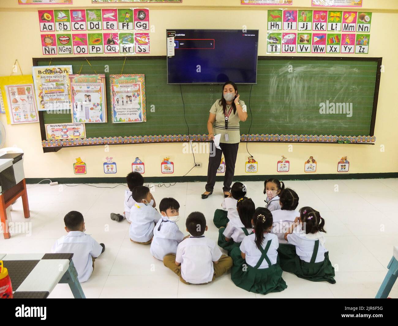Malabo City, Philippines. 22nd août 2022. Une enseignante a vu donner une orientation à ses jeunes élèves. Après deux années d'école sans cours en face à face, les couloirs et les salles de classe vides seront remplis une fois de plus d'élèves, puisque le ministère de l'éducation (Depud) ouvre officiellement le début de l'année scolaire 2022-2023 le lundi 22 août. Crédit : SOPA Images Limited/Alamy Live News Banque D'Images