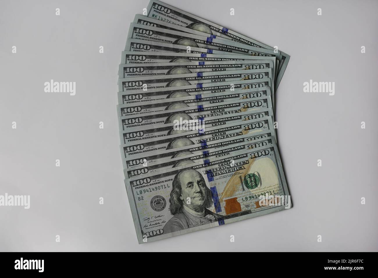 Billets de 100 dollars dépliés sur fond gris Banque D'Images