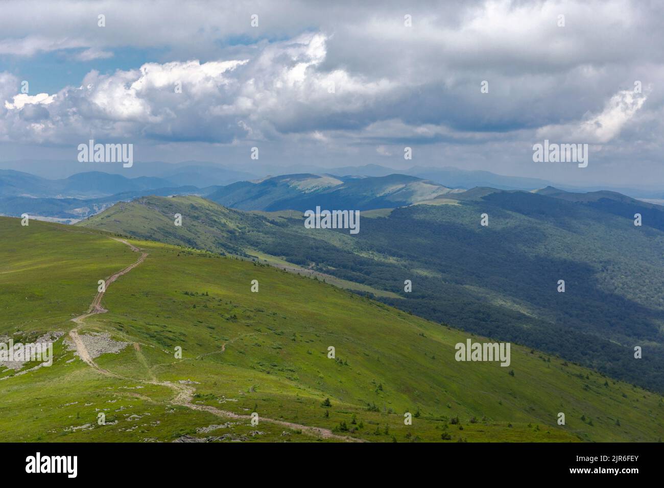 La crête de Vodoilno-Verkhovyna et le mont Pikuy dans les Carpates ukrainiennes. Banque D'Images