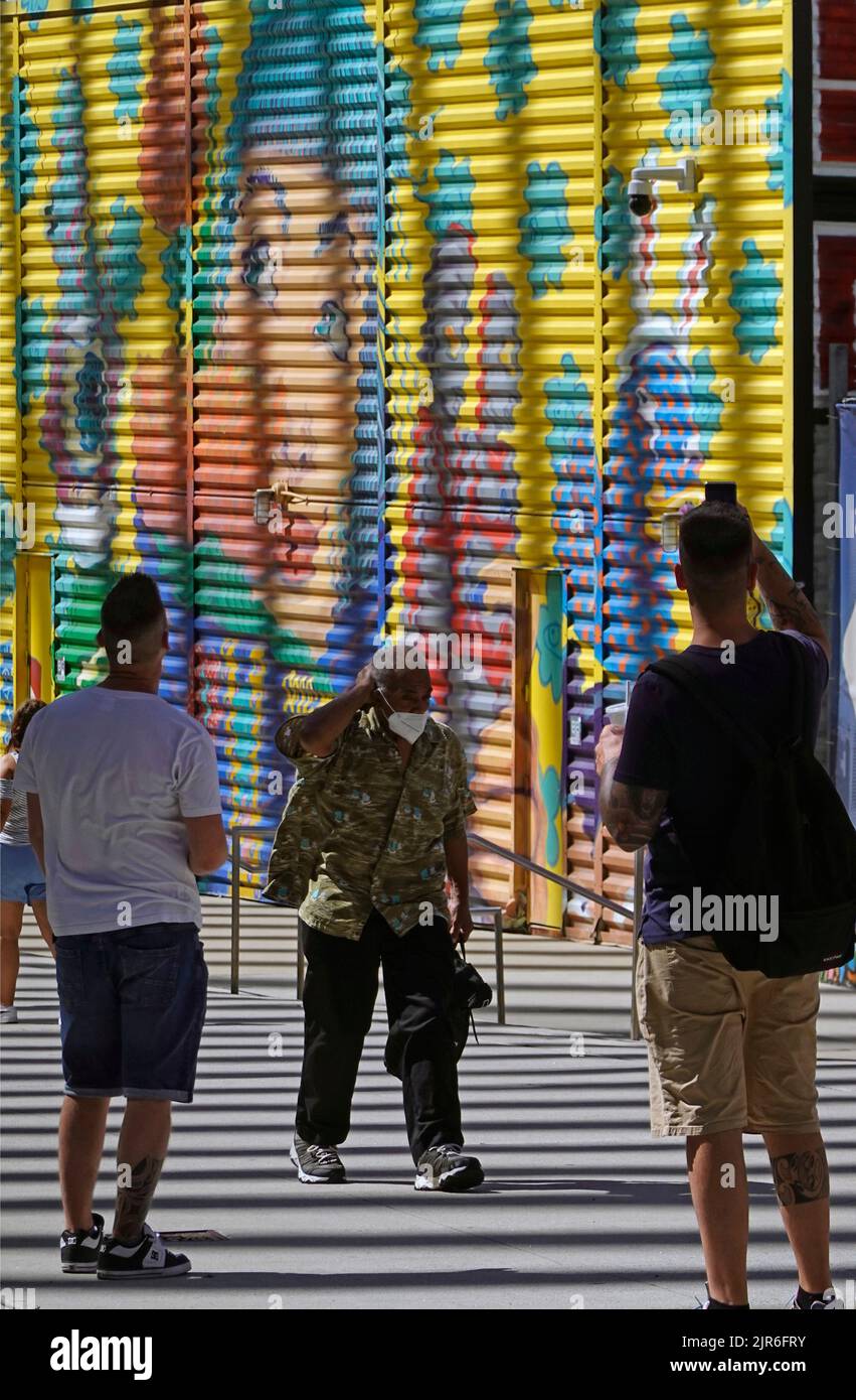 Les gens qui marchent devant une grande fresque publique au centre financier mondial dans le centre-ville de Manhattan, New York Banque D'Images