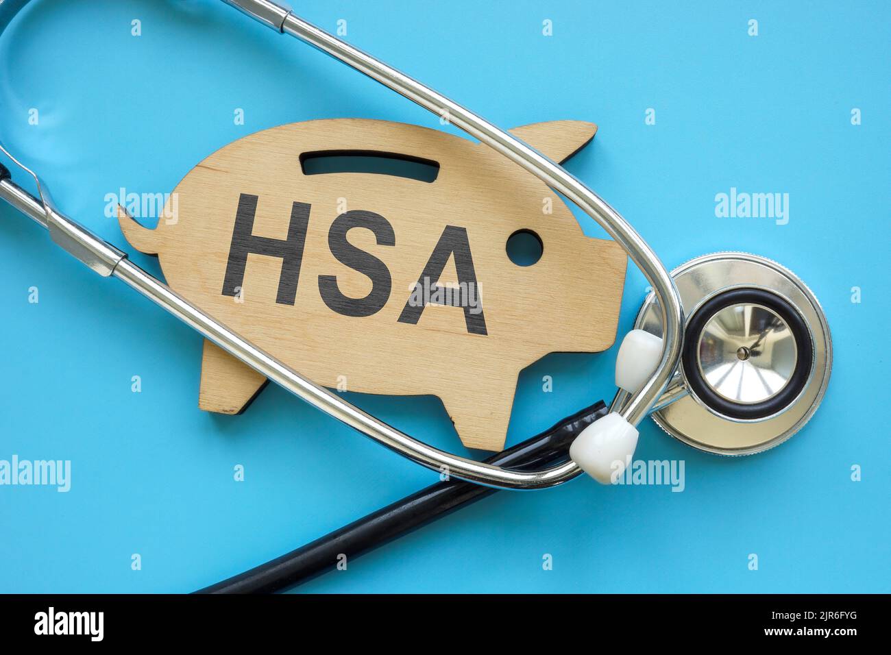 Banque de porc avec signature HSA compte d'épargne santé et stéthoscope. Banque D'Images