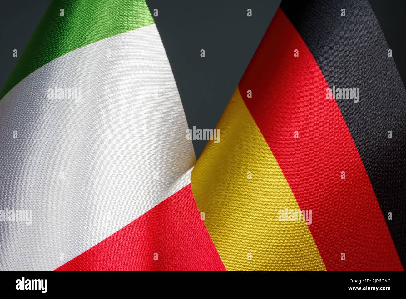 Drapeaux de l'Italie et de l'Allemagne comme symbole de la diplomatie. Banque D'Images