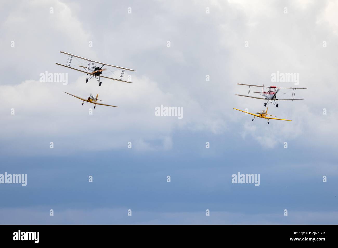 Miles Magister, DHC Chipmunk T.22, Avro Tutor & Tiger Moth exécutant un flipper au spectacle aérien Fly Navy qui s'est tenu à Shuttleworth le 3rd juillet 2022 Banque D'Images