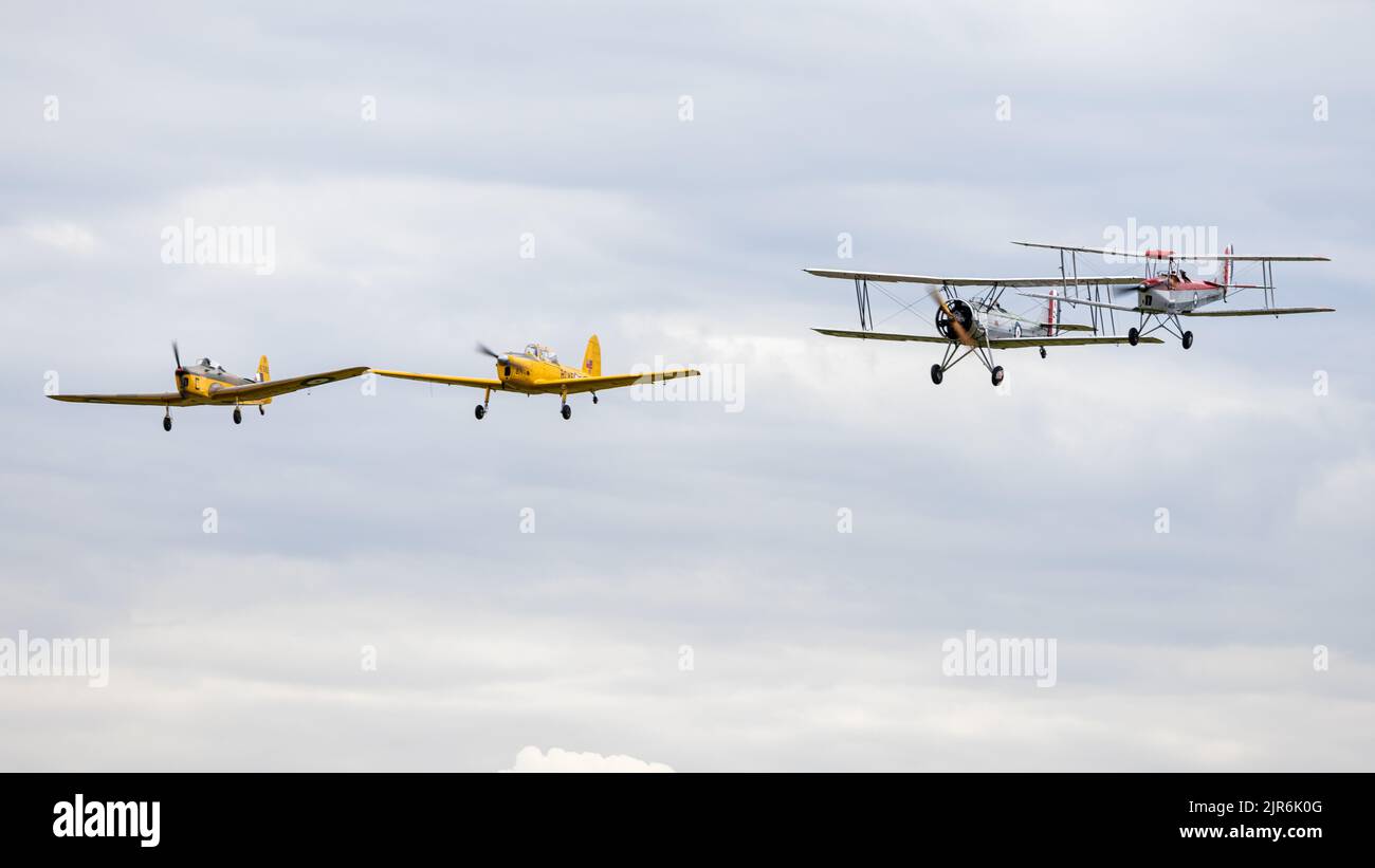 Miles Magister, DHC Chipmunk T.22, Avro Tutor & Tiger Moth exécutant un flipper au spectacle aérien Fly Navy qui s'est tenu à Shuttleworth le 3rd juillet 2022 Banque D'Images