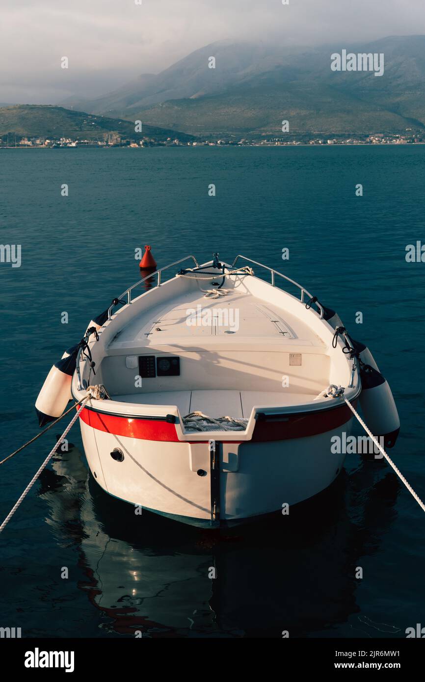 Vue sur un bateau blanc amarré dans une mer claire Banque D'Images