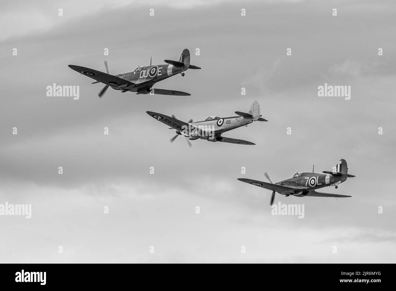 Supermarine Spitfire VC, Supermarine Seafire & Hawker Sea Hurricane, en vol au salon de l'aviation de la Marine aérienne qui s'est tenu à Shuttleworth le 3rd juillet 2022 Banque D'Images