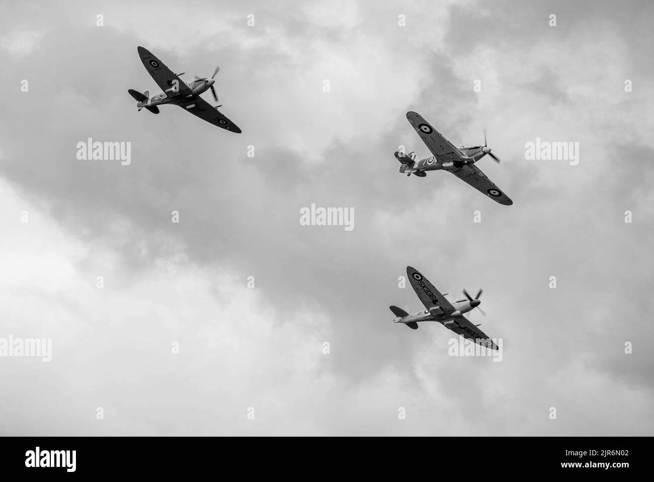 Supermarine Spitfire VC, Supermarine Seafire & Hawker Sea Hurricane, en vol au salon de l'aviation de la Marine aérienne qui s'est tenu à Shuttleworth le 3rd juillet 2022 Banque D'Images