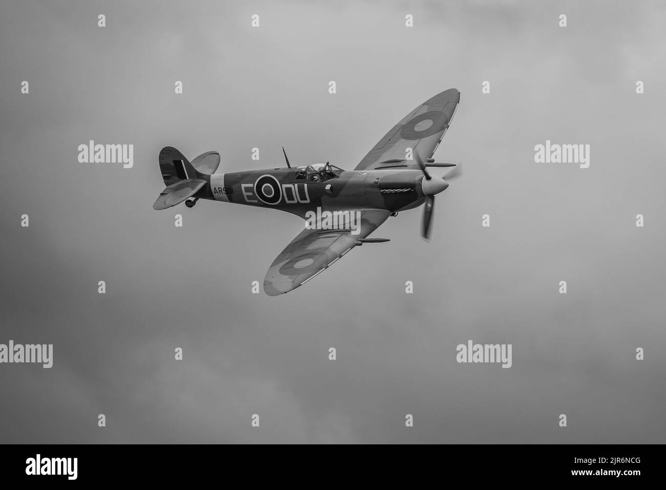 Supermarine Spitfire VC 'AR501' en vol au salon de l'aviation de la Marine aérienne de Fly qui s'est tenu à Shuttleworth le 3rd juillet 2022 Banque D'Images