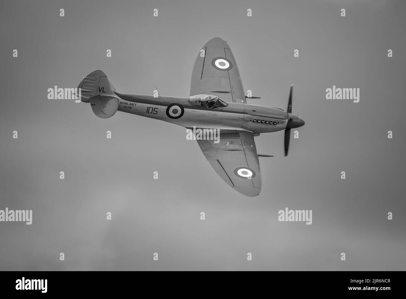 Marine Wings Seafire XVII SX336, en vol au salon de l'aviation de la Marine de mouche qui s'est tenu à Shuttleworth le 3rd juillet 2022 Banque D'Images