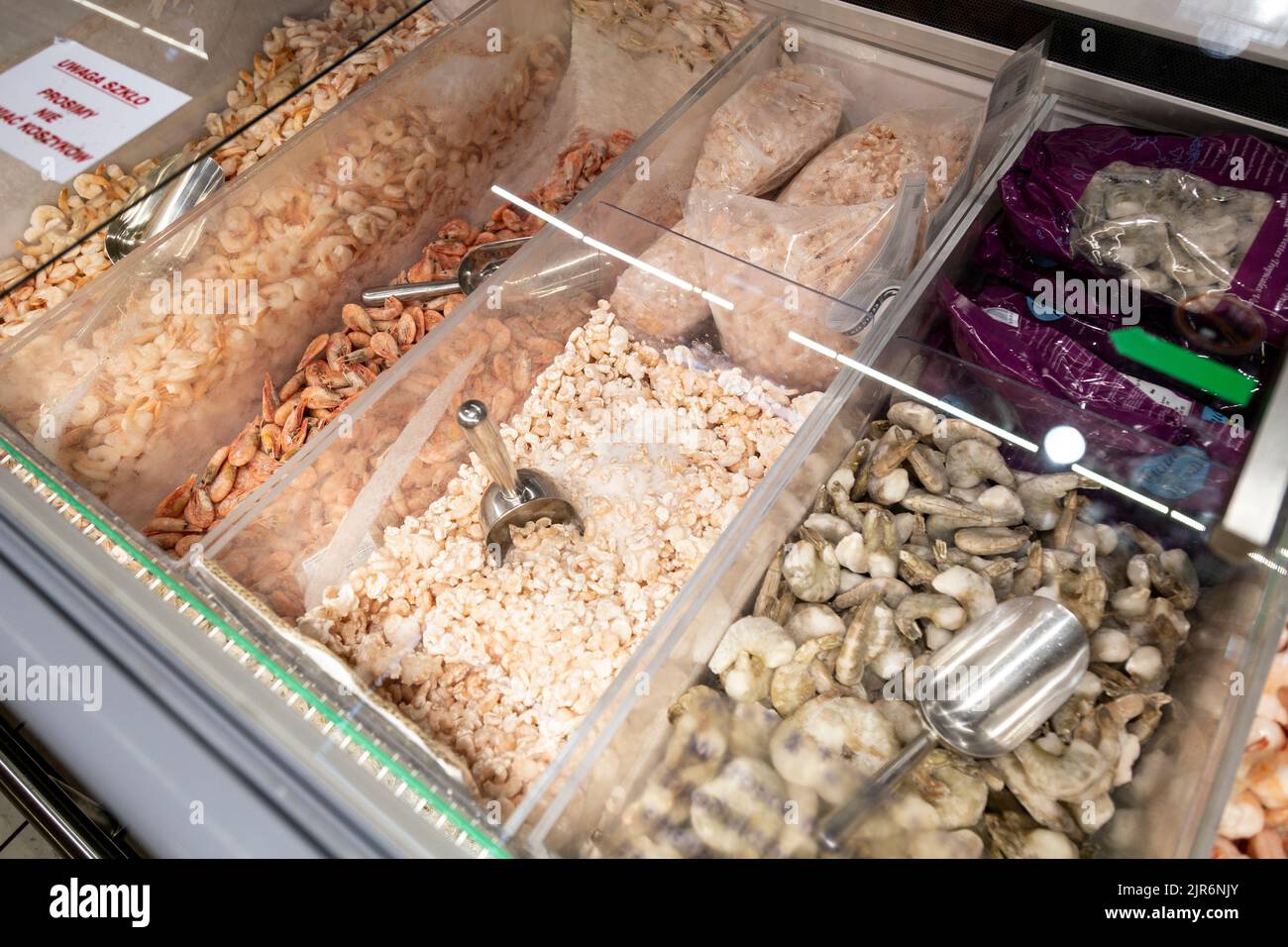 Grand supermarché Carrefour à Varsovie, Pologne offrant poids en vrac, sans plastique aliments surgelés - fruits de mer Banque D'Images