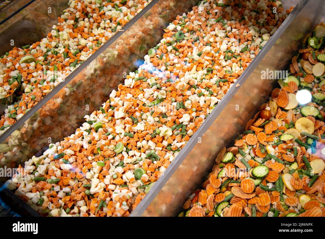Grand supermarché Carrefour à Varsovie, Pologne offrant poids en vrac, sans plastique aliments surgelés - légumes Banque D'Images