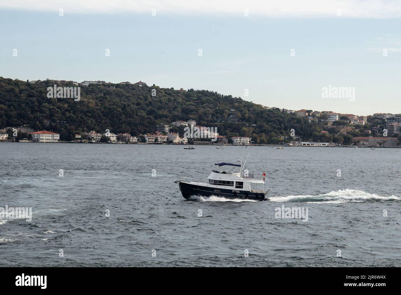 Vue sur un bateau sur le Bosphore et le côté asiatique d'Istanbul. C'est un jour d'été ensoleillé. Belle scène. Banque D'Images