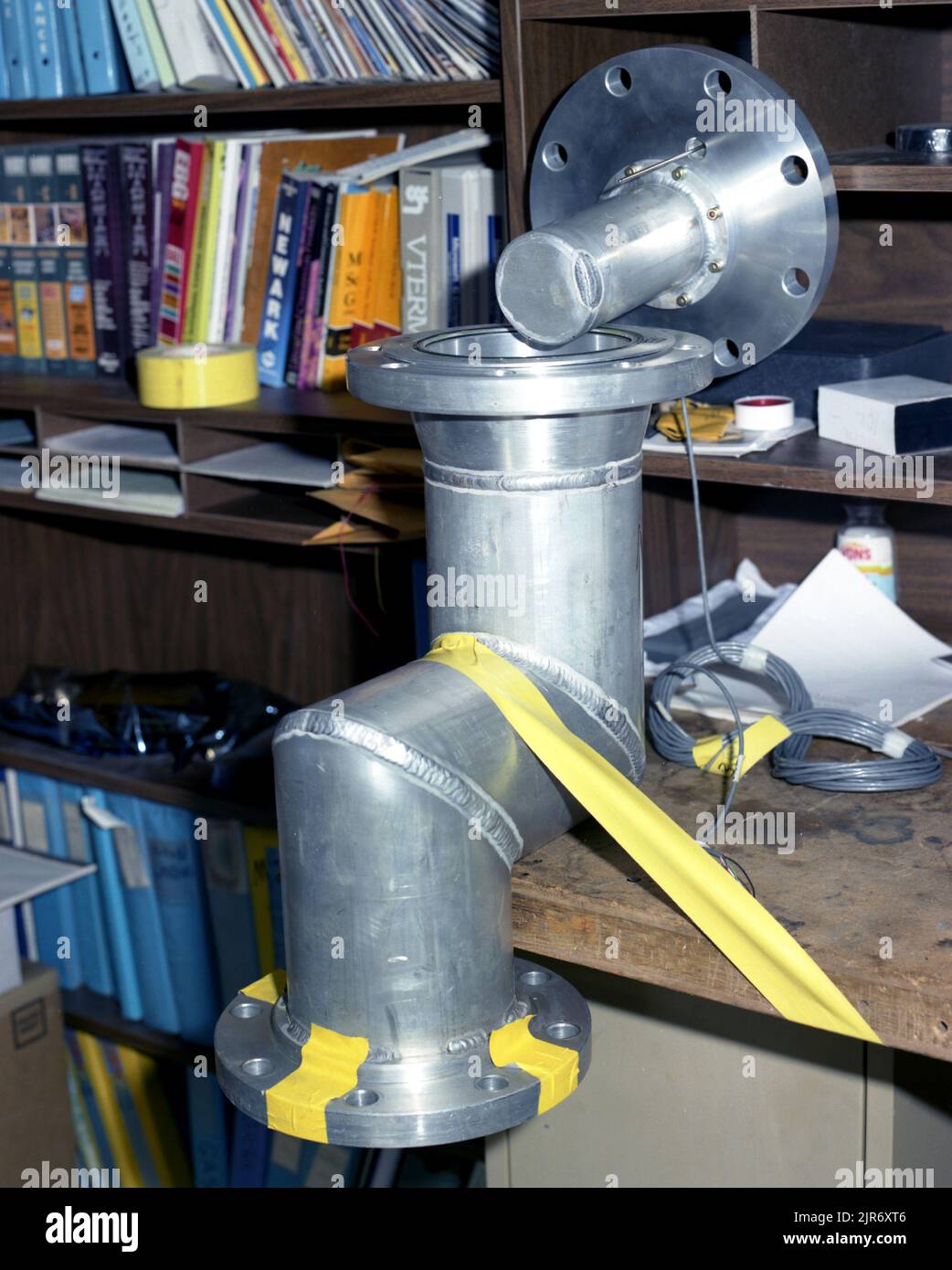 A870274 U12P MISSION CYBER GAGE ASSEMBLY SHEER (PROJECT ENGINEER) FEB 26 87 EG&G/NTS PHOTO LAB DATE DE PUBLICATION : 2/26/1987 ÉTAGÈRES À LIVRES; COMPOSANTS; EDGERTON, GERMESHAUSEN & GRIER; EG&G; ÉQUIPEMENT ET INSTRUMENTS ; ENSEMBLE DE JAUGE ; COMPOSANTS DE JAUGE ; JAUGES ; INSTRUMENTS ET ÉQUIPEMENT ; MISSION CYBER; SITE D'ESSAI DU NEVADA; SNT; TECHNOLOGIE DE L'ÉNERGIE NUCLÉAIRE; ESSAIS NUCLÉAIRES; P-TUNNEL; CISAILLEMENT, TIGE C; SITES D'ESSAI; TUNNELS; U12P; U12P MISSION CYBER; UGT; UNDERGROUND; UNDERGROUND TESTS; EFFETS DES ARMES; images historiques DE LA TECHNOLOGIE DES ARMES. 1972 - 2012. Département de l'énergie. Administration nationale de la sécurité nucléaire Banque D'Images