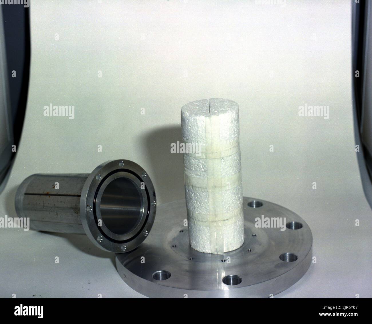 A870272 U12P MISSION CYBER GAGE ASSEMBLY SHEER (PROJECT ENGINEER) FEB 26 87 EG&G/NTS PHOTO LAB DATE DE PUBLICATION : 2/26/1987 COMPOSANTS ; EDGERTON, GERMESHAUSEN & GRIER ; EG&G ; ÉQUIPEMENT ET INSTRUMENTS ; ENSEMBLE DE JAUGE ; COMPOSANTS DE JAUGE ; JAUGES ; INSTRUMENTS ET ÉQUIPEMENTS ; MISSION CYBER ; SITE D'ESSAI DU NEVADA; SNT; TECHNOLOGIE DE L'ÉNERGIE NUCLÉAIRE; ESSAIS NUCLÉAIRES; ESSAIS NUCLÉAIRES; P-TUNNEL; CISAILLEMENT, TIGE C; SITES D'ESSAI; TUNNELS; U12P; U12P MISSION CYBER; UGT; UNDERGROUND; UNDERGROUND TESTS; EFFETS DES ARMES; images historiques DE LA TECHNOLOGIE DES ARMES. 1972 - 2012. Département de l'énergie. Administration nationale de la sécurité nucléaire Banque D'Images