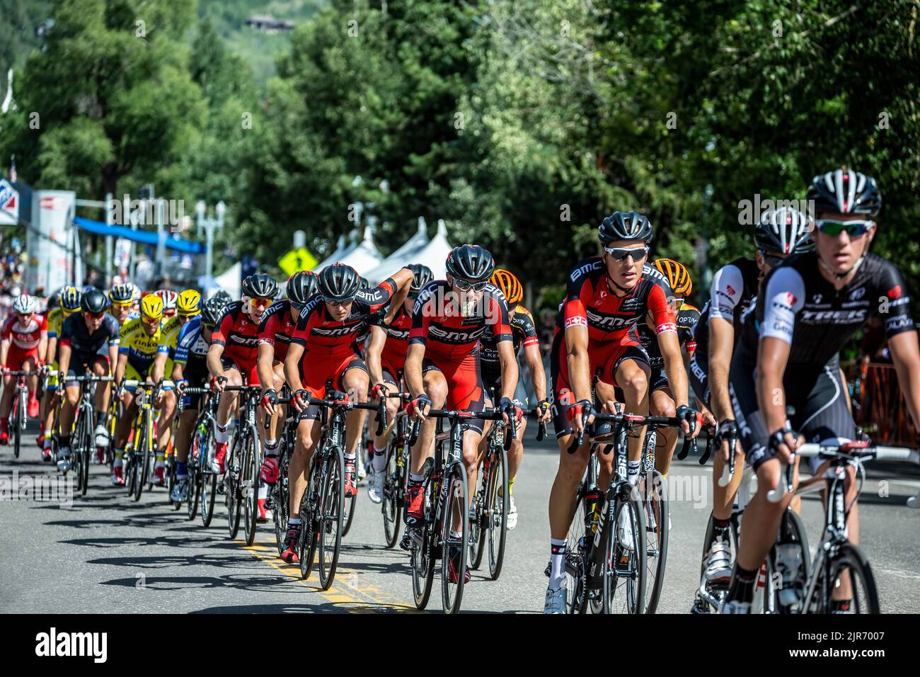 Cyclistes, cavaliers BMC en maillots rouges, course cycliste USA Pro Challenge, Aspen, Colorado, États-Unis Banque D'Images
