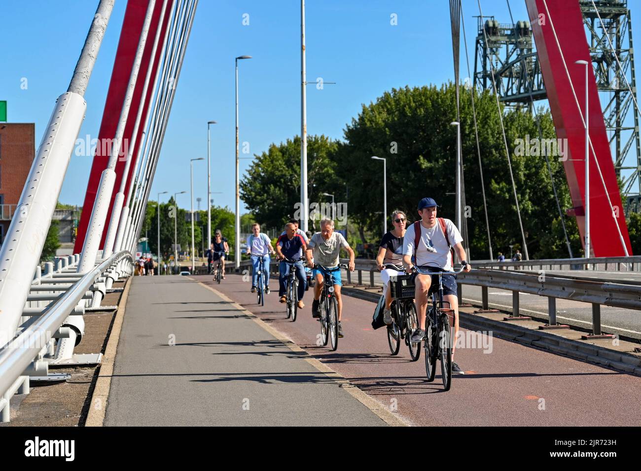 Rotterdam, pays-Bas - août 2022 : personnes à vélo sur la piste cyclable au-dessus du pont Willems dans le centre-ville, au-dessus de la rivière Nieuwe Maas. Banque D'Images