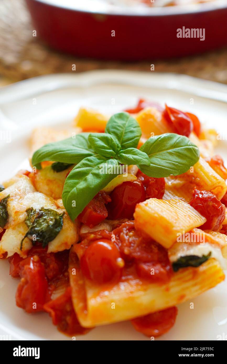 Pâtes italiennes Paccheri avec sauce tomate cerise, fromage mozzarella et basilic frais Banque D'Images